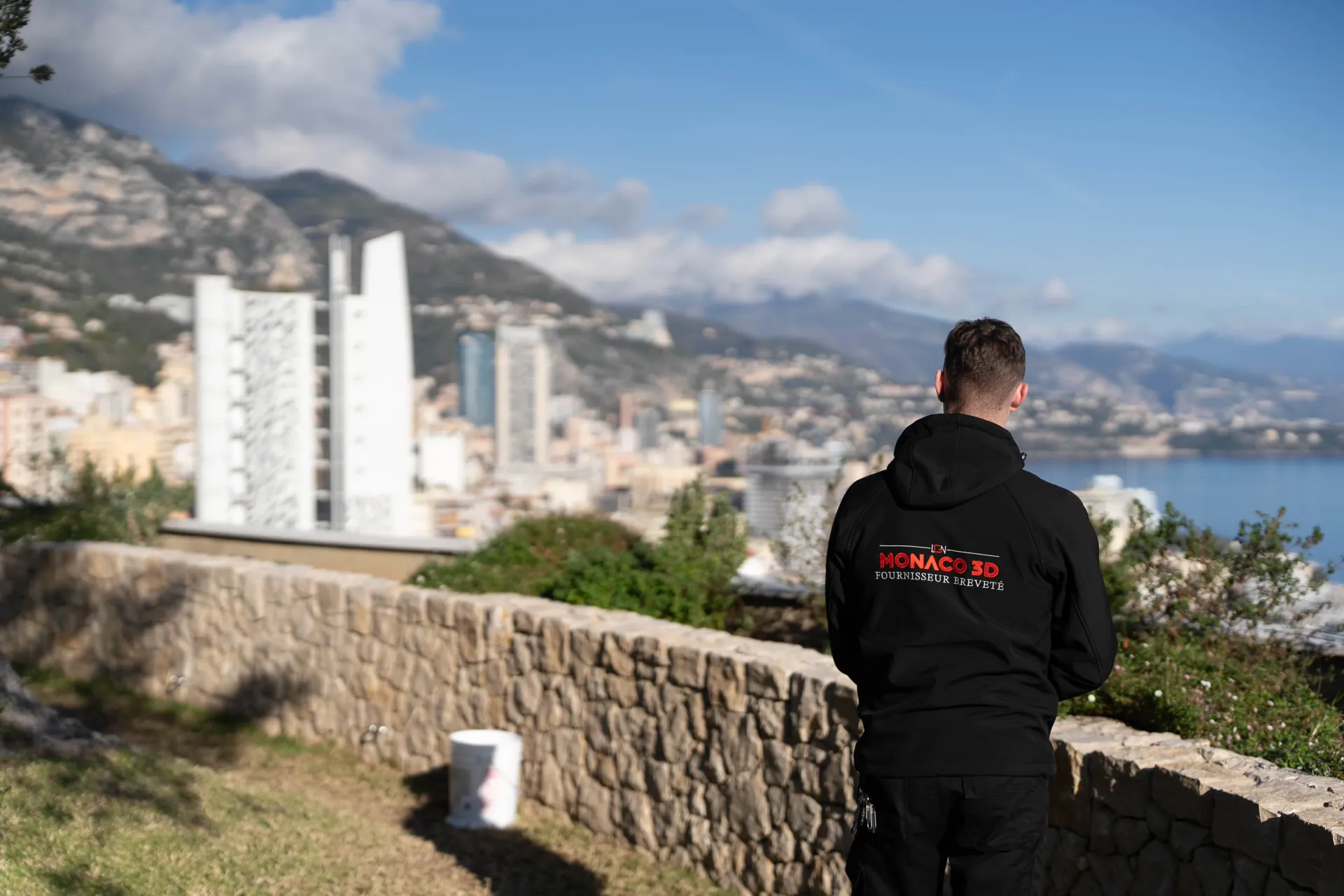 Technicien Monaco 3D en intervention avec vue sur la Principauté de Monaco